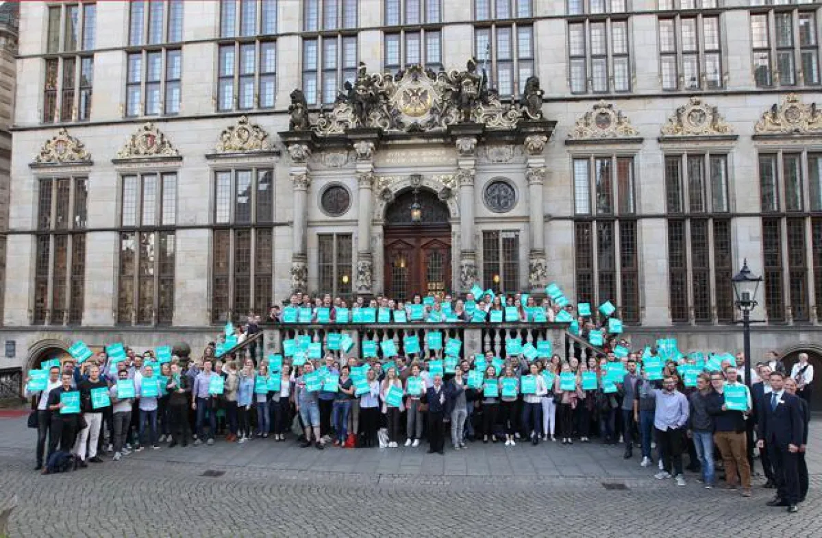 Die 170 Erstsemester der FOM Hochschule in Bremen vor dem Haus Schütting.