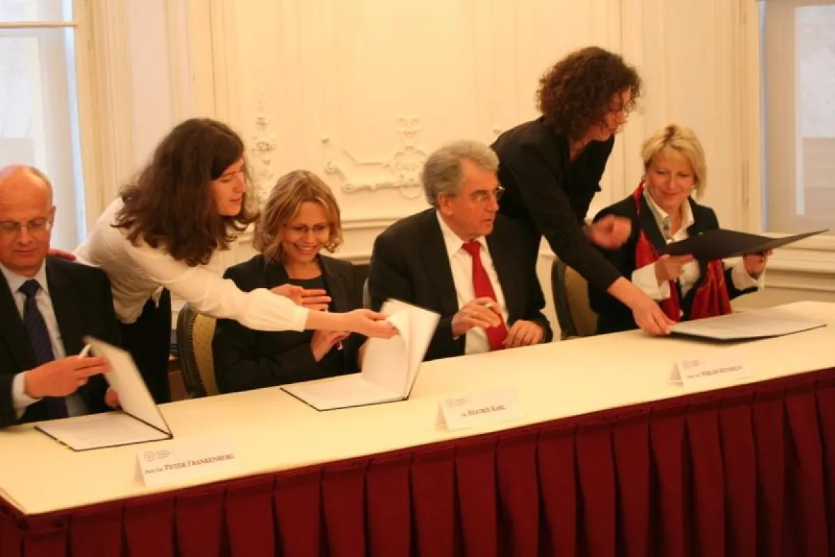 Feierliche Unterzeichnung