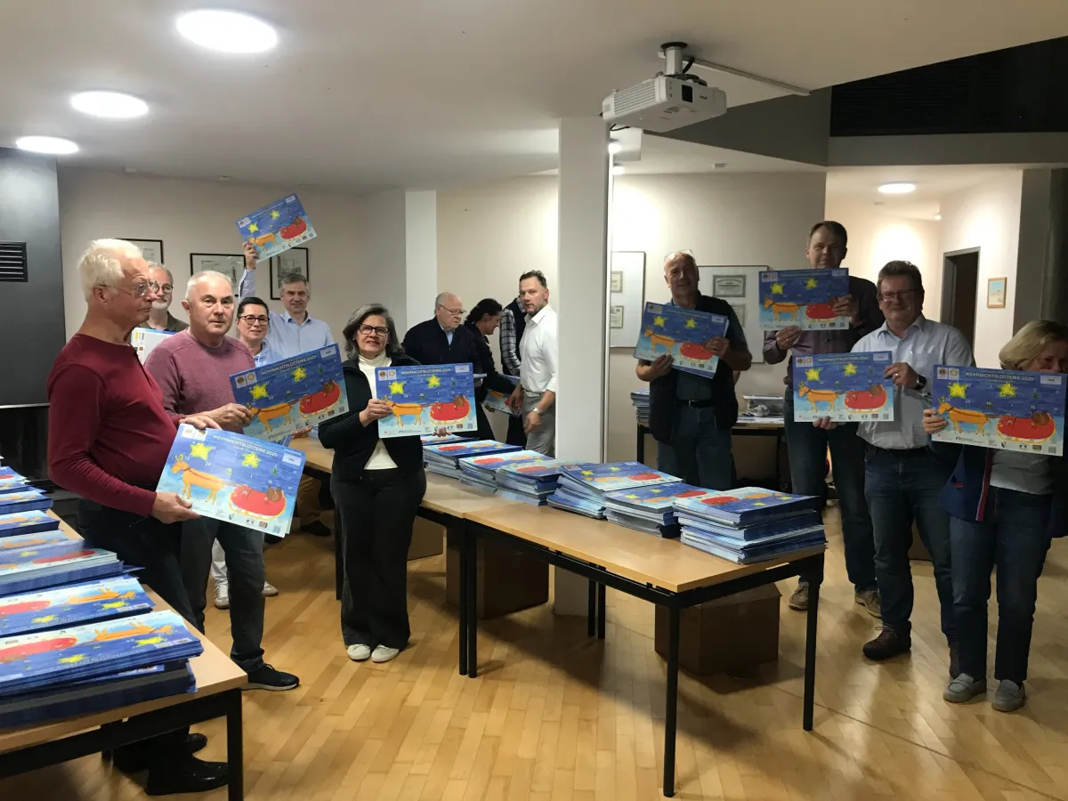 Das Foto zeigt Mitglieder beider Clubs beim Konfektionieren der 8.000 Lotteriekalender. (© Sandra Weckert)