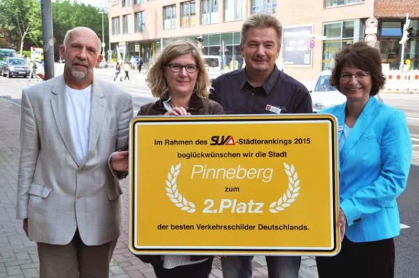 Bild: Pinneberg bekommt Preis vom Schilderüberwachungsverein e.V.