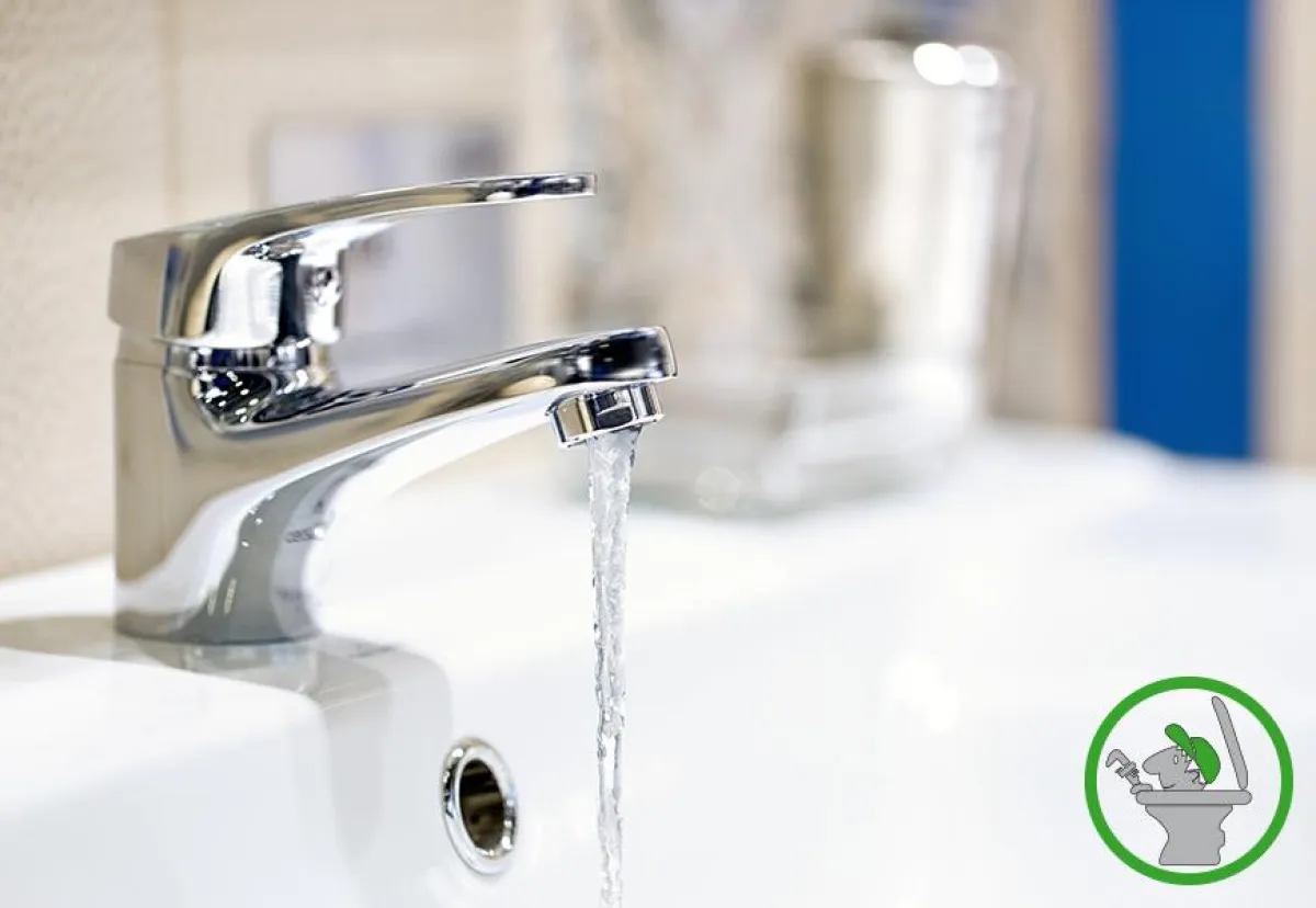 Sauberes Wasser nach dem Urlaub  fotolia©ILYA AKINSHIN