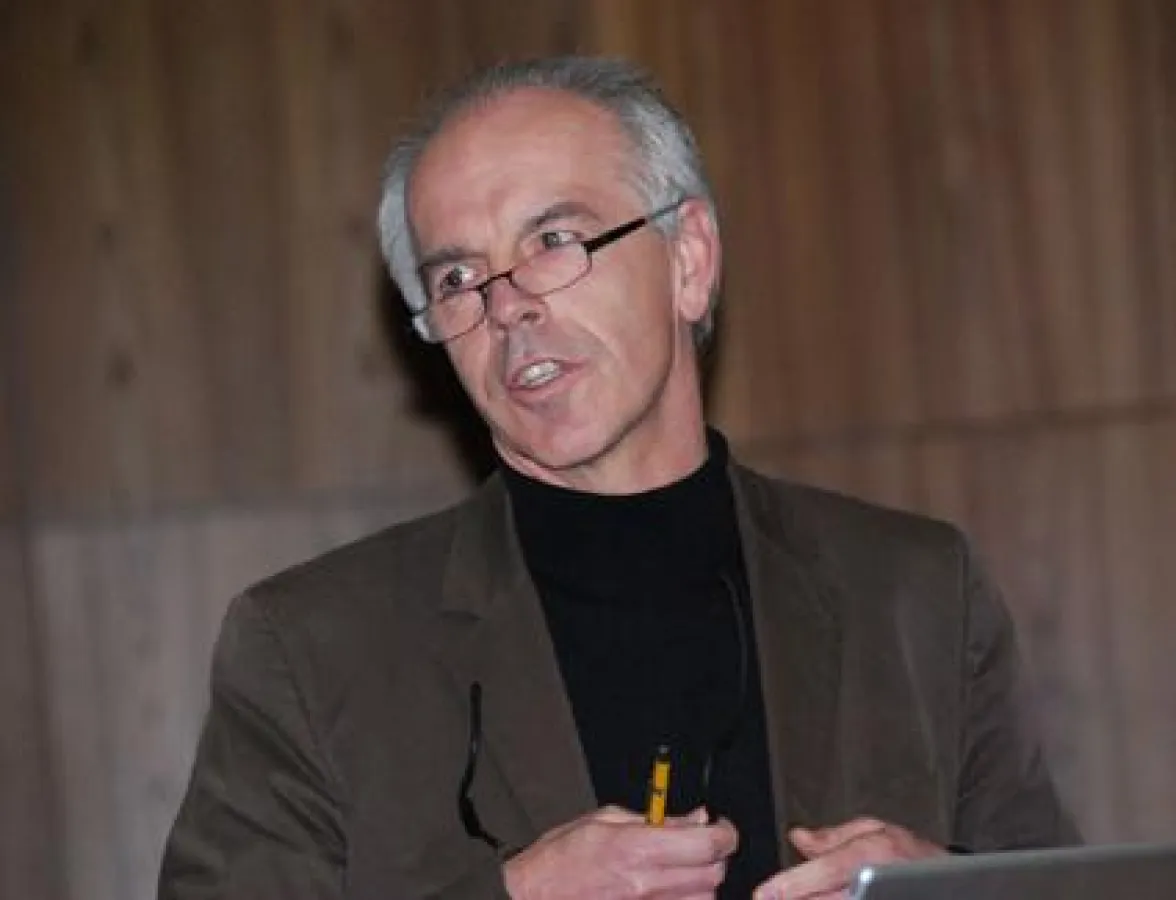 Stiftungsrat Prof. Peter Cheret lobte für das Förderjahr 2010 30.000 Euro für Summerschools und ähnliche internationale Projekte aus.