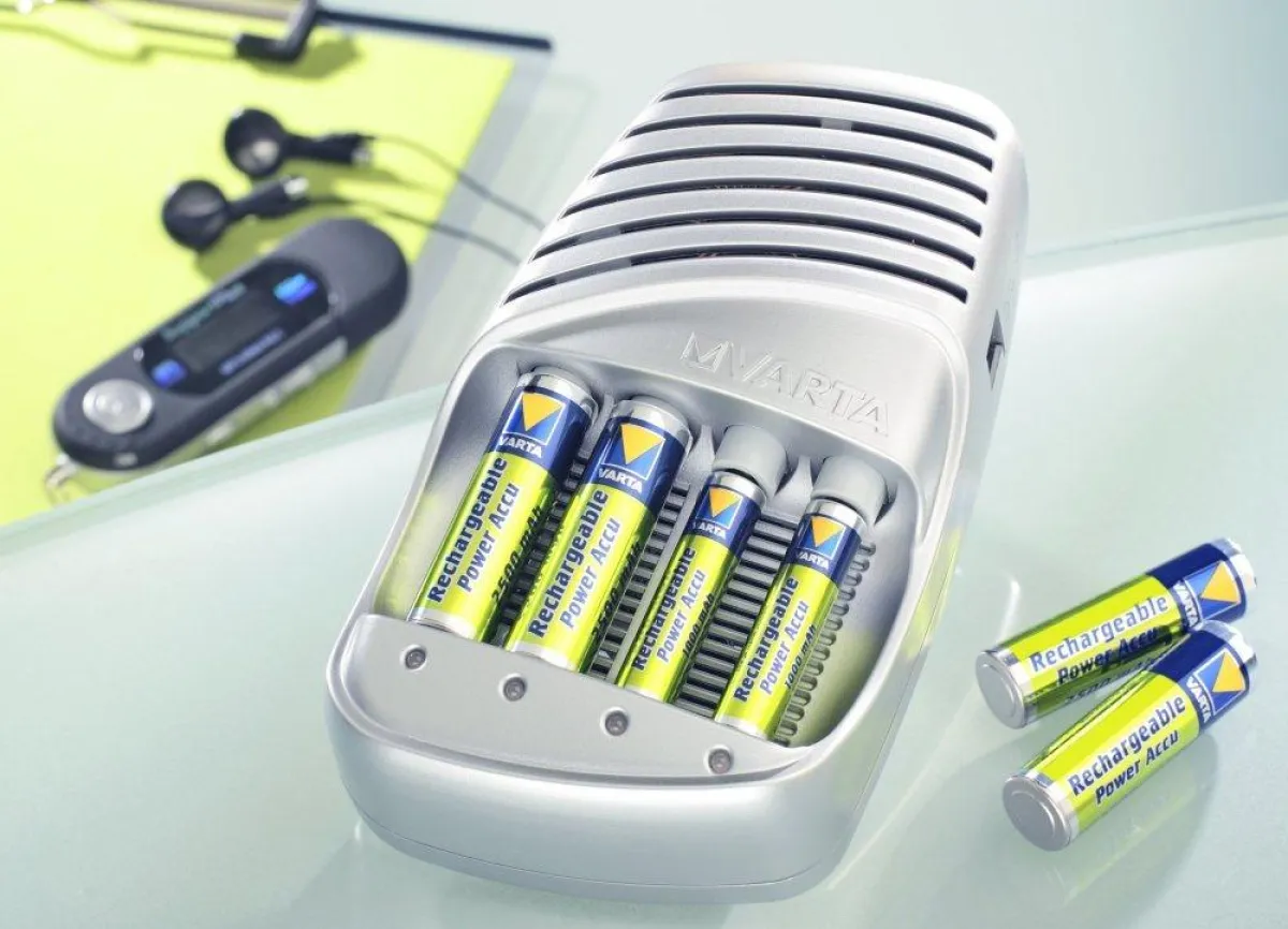 Perfekt für MP3-Player und Co: Volle Energie nach nur 15 Minuten: Vartas neuer Ultra Fast Charger lädt müde Zellen im Handumdrehen.