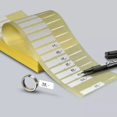 Bild: Neu für die klassische Handauszeichnung von Schmuck: Selbstklebende Etiketten mit transparenter Schlaufe