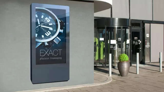 Bild: digitalSIGNAGE.de 75 Zoll Outdoor LCD Stele für Digital Signage mit Cloud-Steuerung