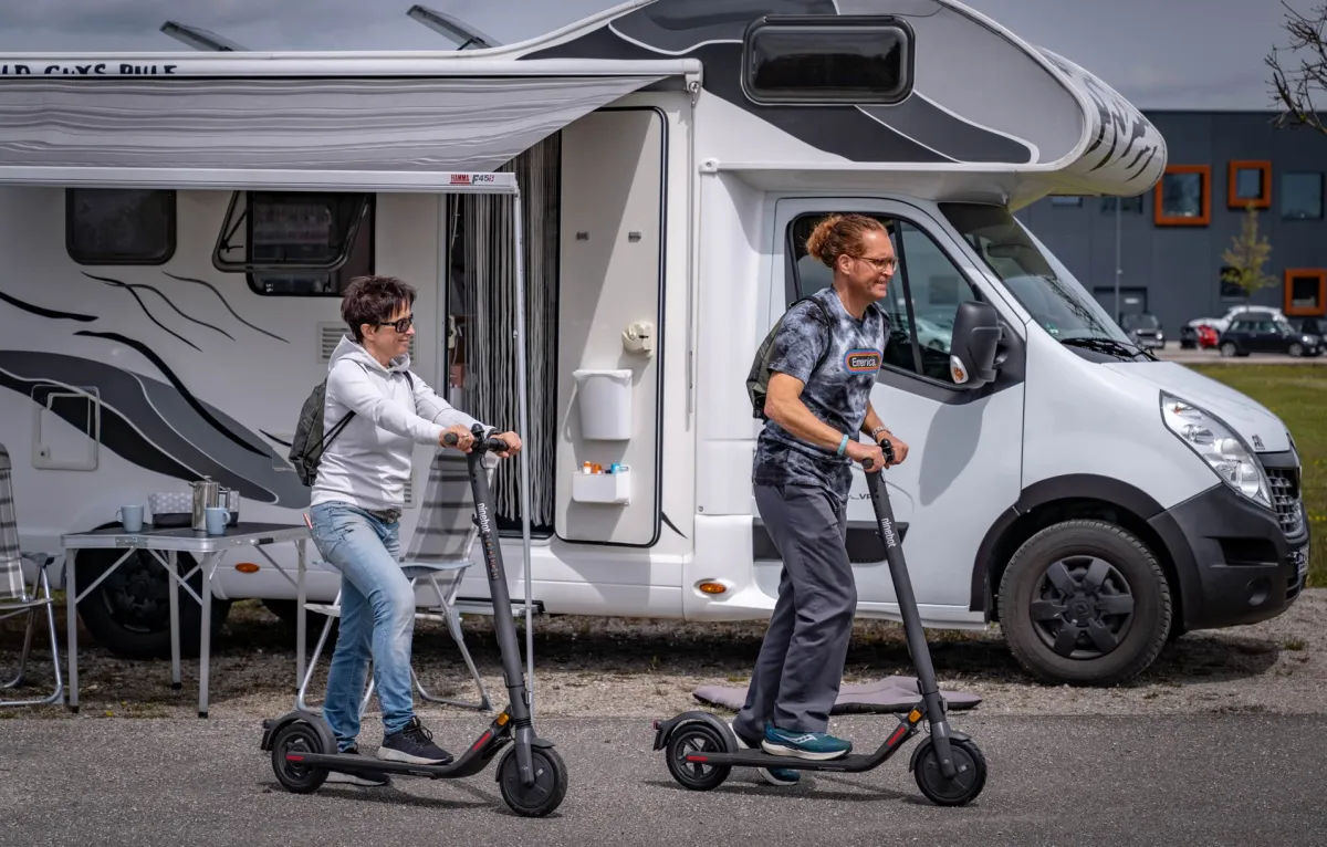 Idealer Begleiter zum Camping: Das E-Scooter Camping Bundle (© SIP Scootershop 2021)