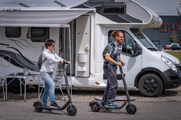 Bild: E-Scooter und Camping