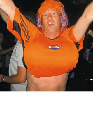 Bild: Friedliche Camping-Fußball-Party in Orange: AZUR Campingplätze Schwäbische Alb  und Wertheim am Main zur Fußball-WM von niederländischen Fans komplett ausgebucht