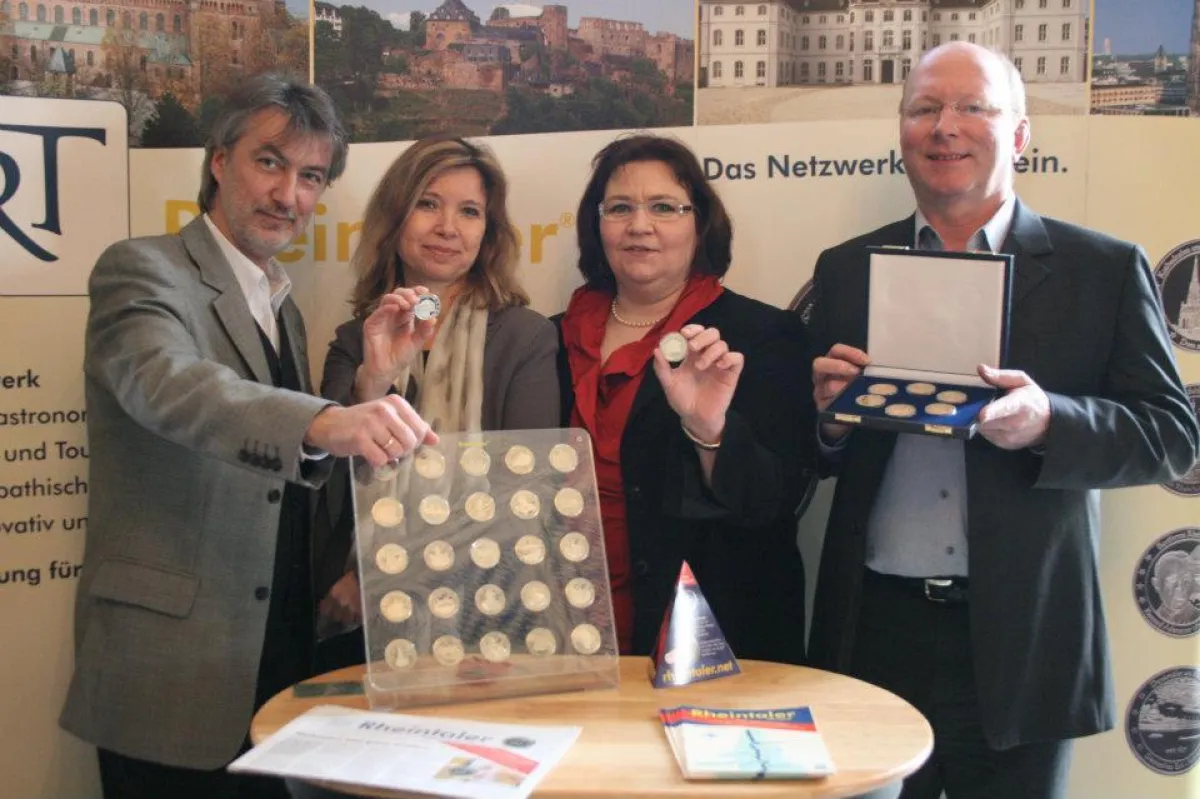 Harald Gries, Sabine Heinzel, Christiane Winkler und Martin Vreden (v.l.) präsentieren den neuen Rhe