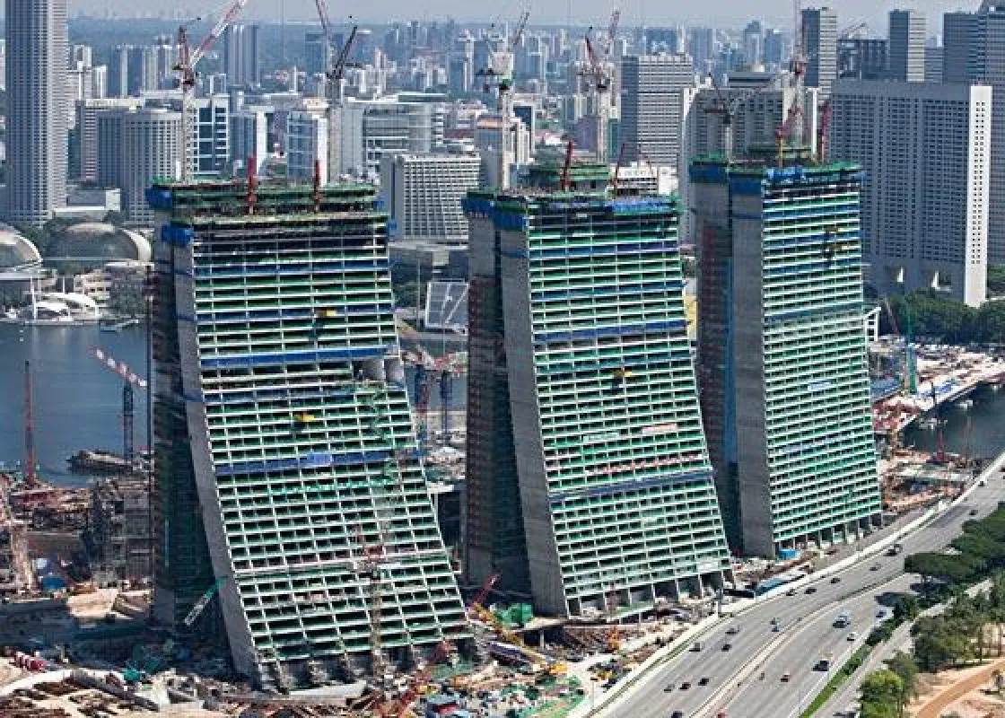 Die Marina Bay Sands Hoteltürme weisen insgesamt 2.600 Zimmer und Suiten auf ? mit viel Luxus und einer atemberaubenden Aussicht.