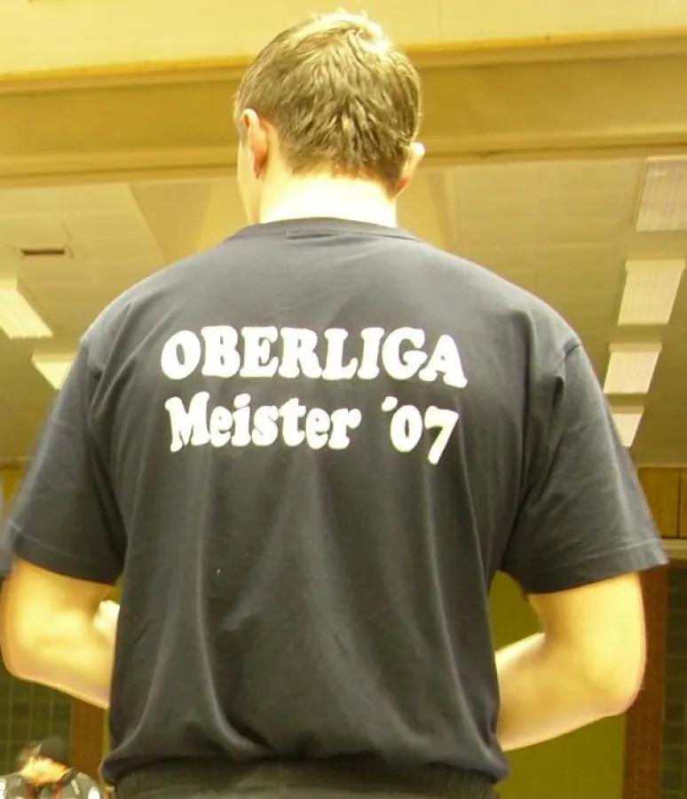 Natürlich durften auch die Meister T-Shirts bei Germania Krefelds Ringern nicht fehlen. Foto: Michael A. Laumen