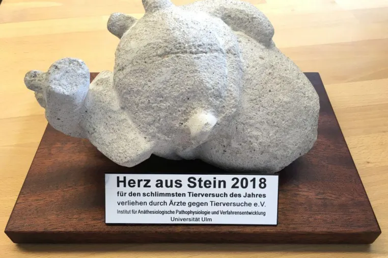 „Herz aus Stein“ geht an Uni Ulm für Rauchversuche an Mäusen Bild: „Herz aus Stein“ geht an Uni Ulm für Rauchversuche an Mäusen