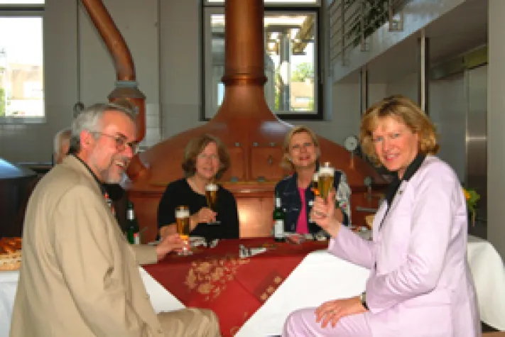 Bild: Bundestagsabgeordnete Hilde Mattheis besucht Ulmer Brauerei Gold Ochsen