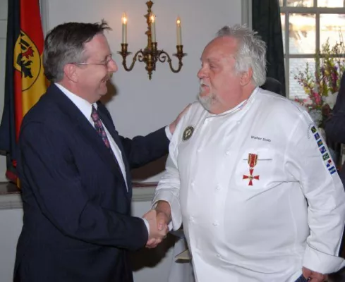 Pennsylvania: Bundesverdienstkreuz für Sternekoch Walter Staib Bild: Pennsylvania: Bundesverdienstkreuz für Sternekoch Walter Staib