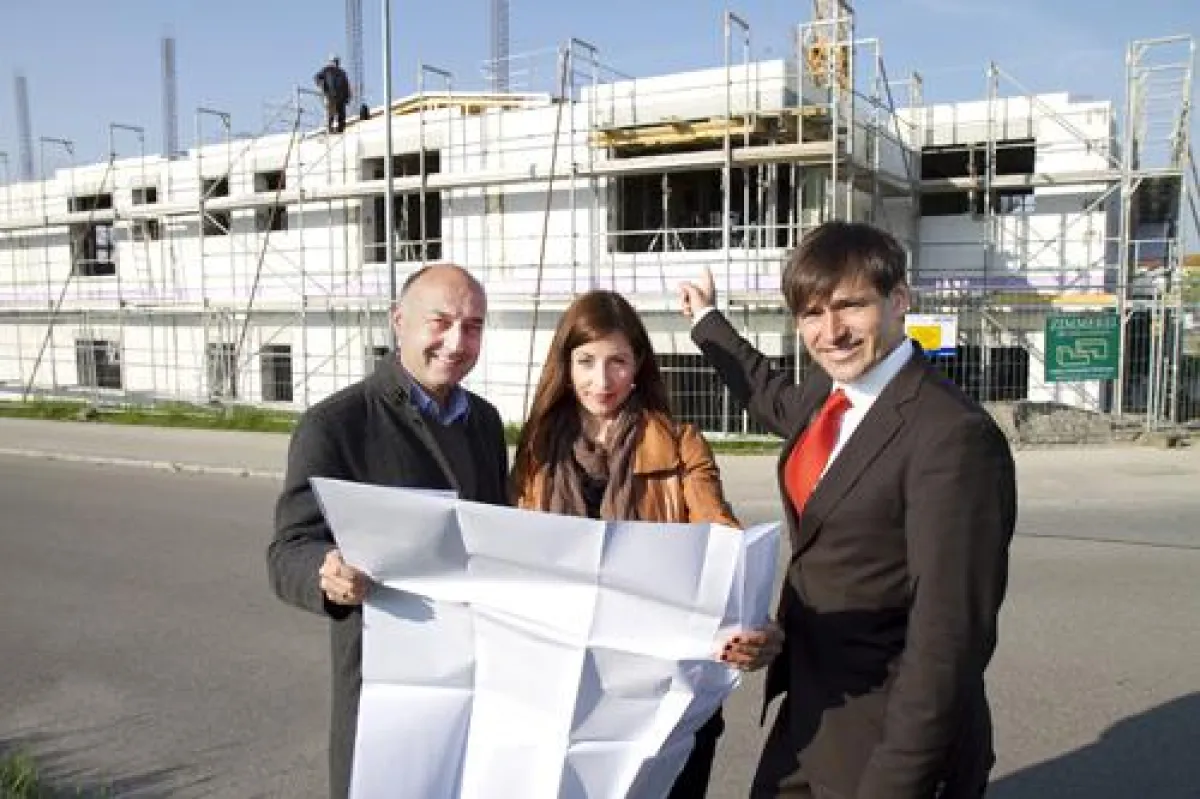 Freuen sich auf mehr Platz im neuen Gebäude: Christian Roth, Doris und Armin Leonhardt (von links) von MSR-Office.