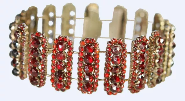 Die Halsbandaffaire München zeigt, welchen Trachtenschmuck Frau dieses Oktoberfest zum Dirndl trägt Bild: Die Halsbandaffaire München zeigt, welchen Trachtenschmuck Frau dieses Oktoberfest zum Dirndl trägt