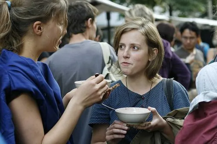Wo es Süssigkeiten regnet: Kinderfest in Friedrichshain Bild: Wo es Süssigkeiten regnet: Kinderfest in Friedrichshain