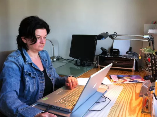 Bild: Neues Arbeitsmodell an den MEDIAN Hohenfeld-Kliniken: Auch Ergotherapeuten profitieren von Teleheimarbeit