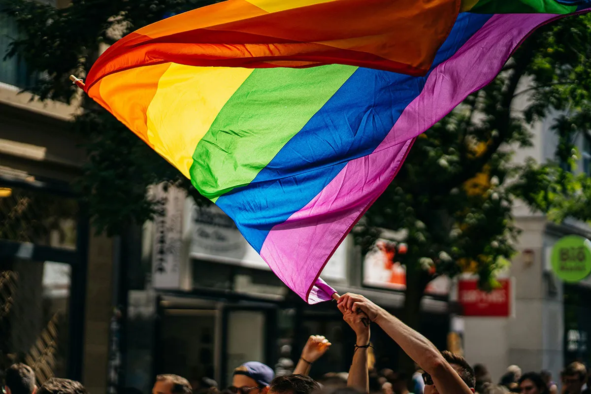 Im Juni ist Pride Month, um an die Stonewall-Aufstände im Juni 1969 in New York zu erinnern. (© Raphael Renter/ unsplash)