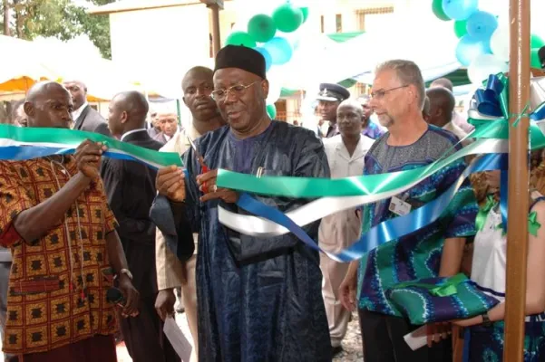 Bild: Aberdeen-Klinik und Fistelzentrum feiert seine offizielle Eröffnung. Internationale Partnerschaft unterstützt nationale Bemühungen zum Schutze von Müttern und Kindern in Sierra Leone