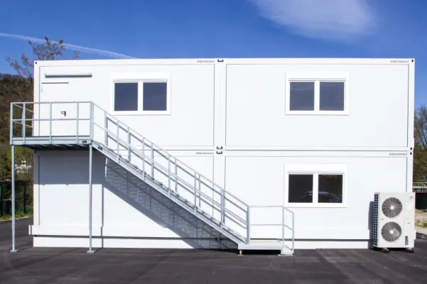 Bild: Das Projektteam der Roche Pharma AG richtet sich in Büromodulen von ELA Container ein