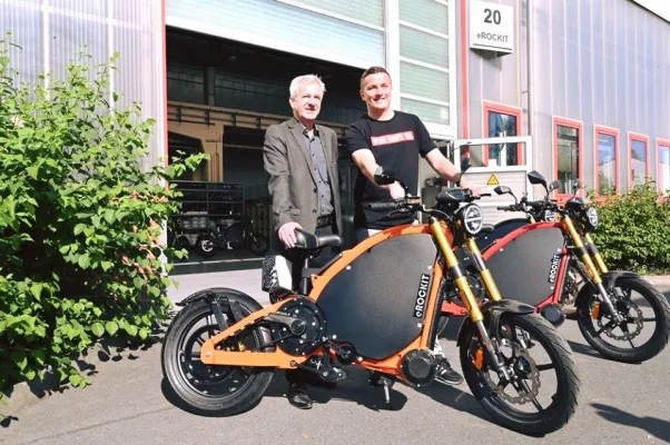 Bild: Aaron Troschke testet eROCKIT: "Greta springt vor Freude hoch!"