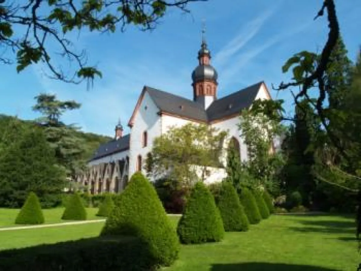 Weine aus 25 Weinanbaugebieten wird die Delegation im Kloster Eberbach verkosten. Foto: Stift. Kloster Eberbach