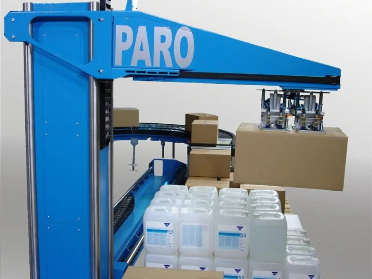 PARO palettiert Kartonagen und Kanister auf Fachpack