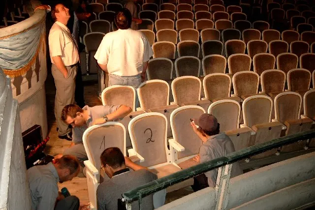 Bild: Nach dem Konzert – POS repariert Stühle von Hallen, Messen, Hotels und Kinos
