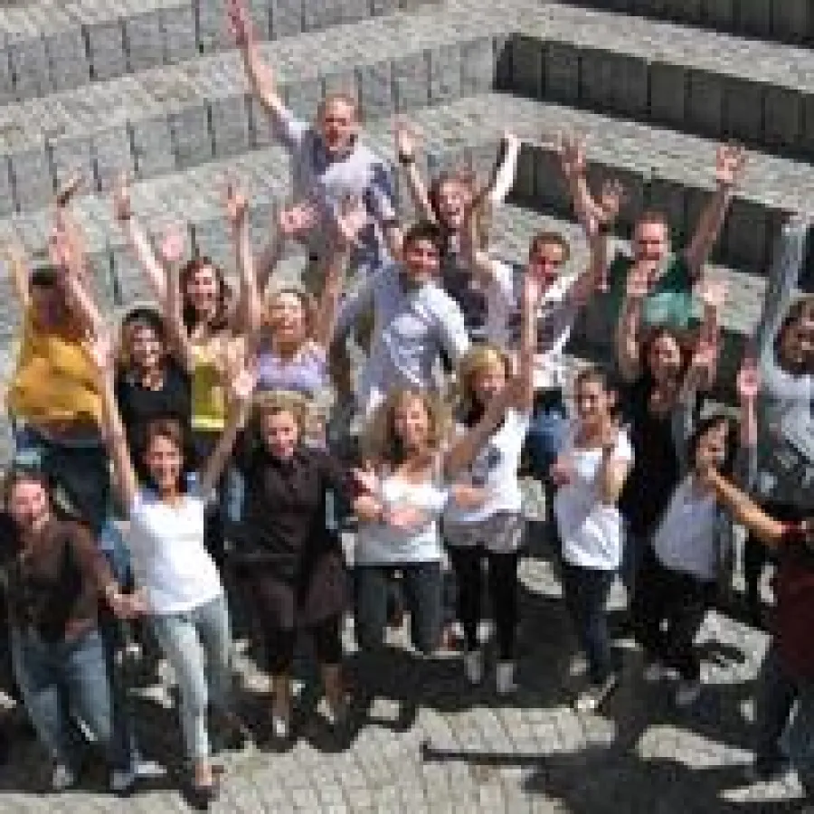 Studierenden der ANGELL Akademie Freiburg freuen sich über ihren Abschluss