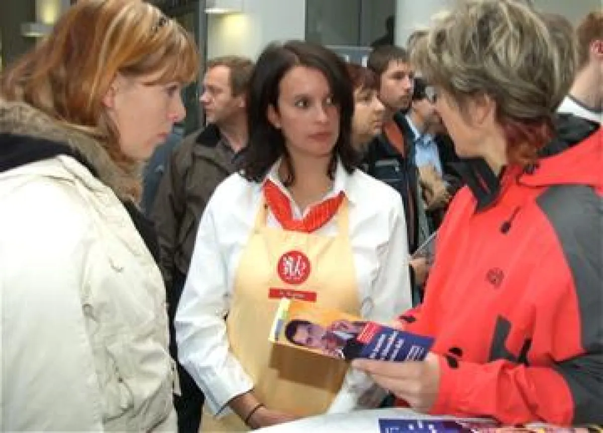 Azubis der KONSUM DRESDEN eG beraten beim IHK-Bildungstag zu Karrieremöglichkeiten in der Genossenschaft