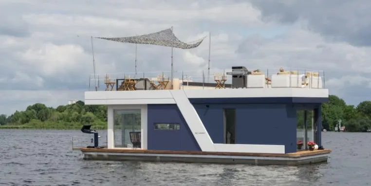 Bild: SCHAAF Hausboote setzen in Kooperation mit Black Label Immobilien einen neuen Trend mit urbanen Hausbooten
