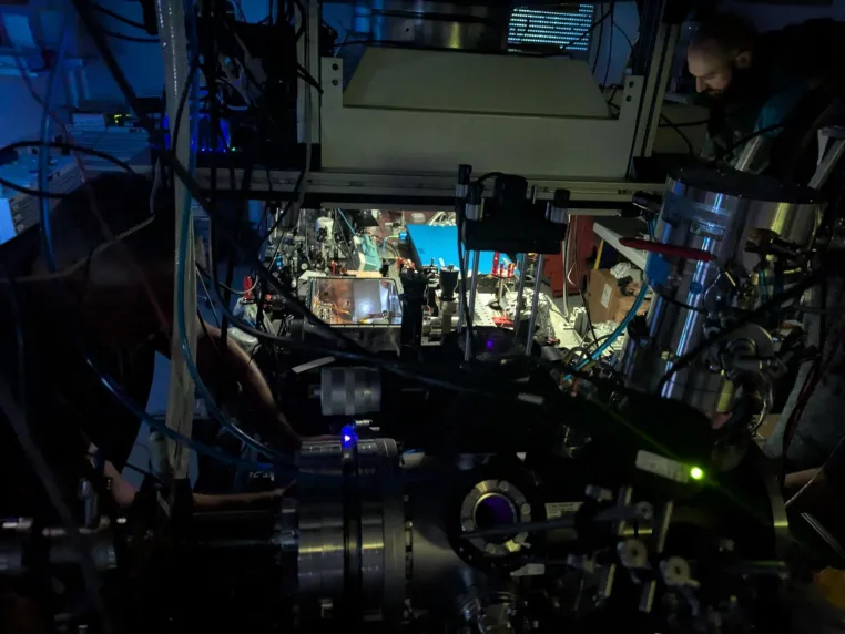 Die erste selbststabilisierende Atomkernuhr tickt in Wien Bild: Die erste selbststabilisierende Atomkernuhr tickt in Wien