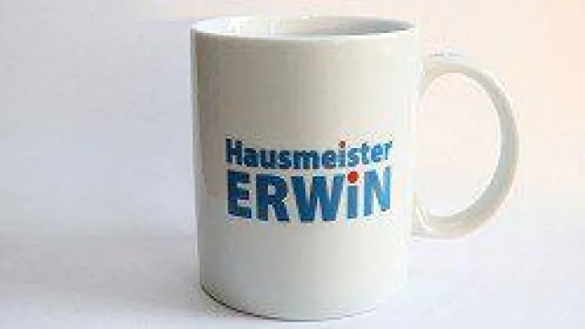Bild: Hausmeister Erwin jetzt mit eigenem Kaffeepott