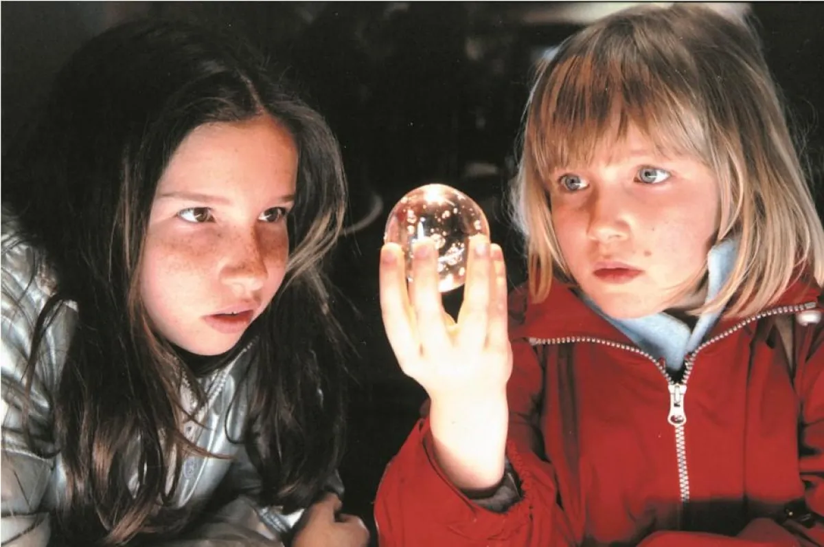 Ob die Kugel hält, was sie verspricht und Marias nervigen kleinen Bruder verschwinden lässt?