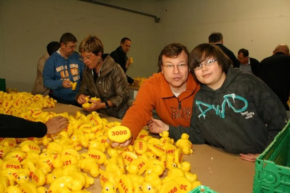 Die Experten mustern die Rennenten auf ihre Wassertauglichkeit.