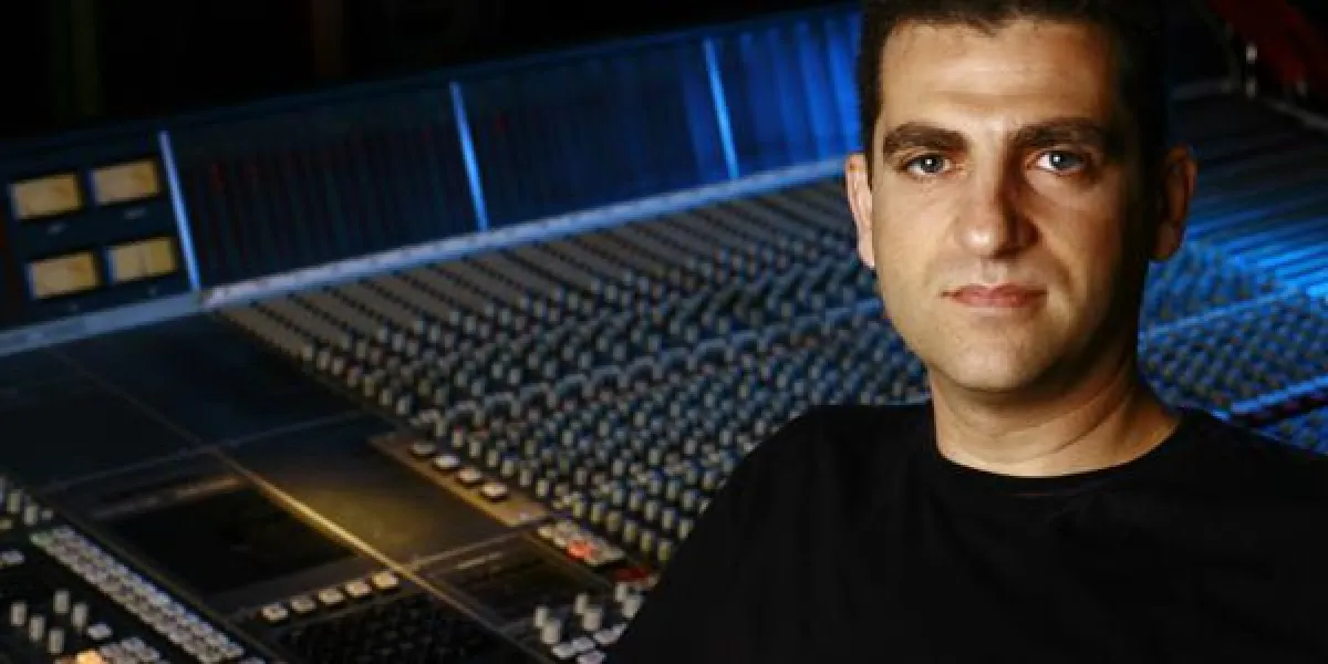 Yoad Nevo vor der Neve-Mischkonsole seines Nevo Sound Studios