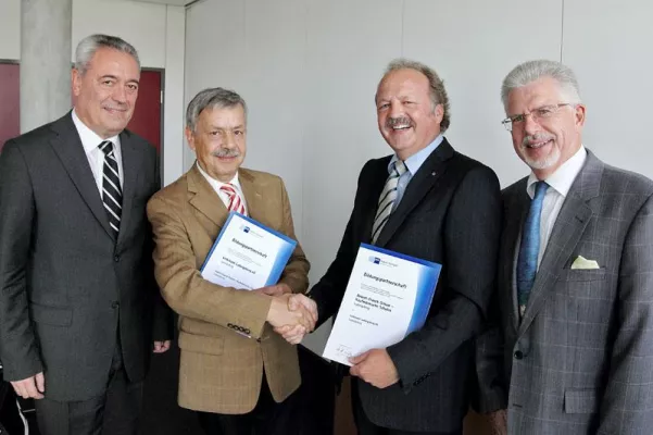 Robert-Franck-Schule setzt auf Fachkompetenz: Bildungspartnerschaft mit Volksbank Ludwigsburg Bild: Robert-Franck-Schule setzt auf Fachkompetenz: Bildungspartnerschaft mit Volksbank Ludwigsburg
