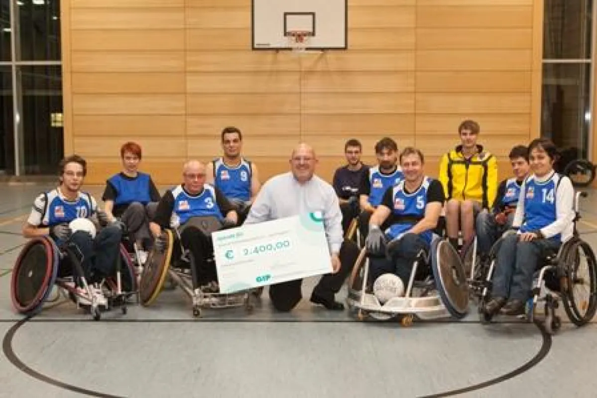 GIP-Geschäftsführer Marcus Carrasco-Thiatmar und das Team der Berlin Raptors. Fotograf: Dario Lehner
