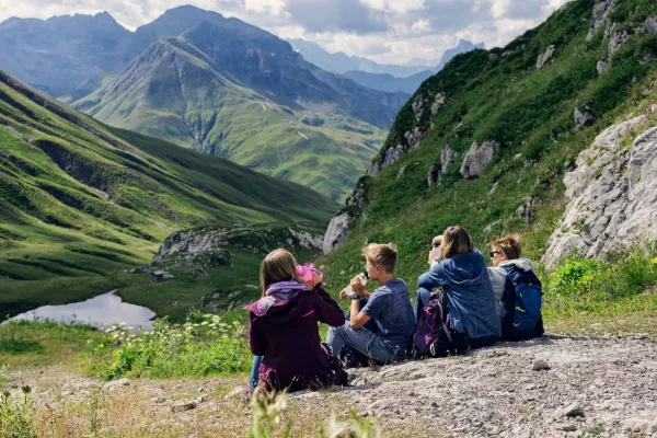 Bild: Dort wo die Berge flüstern. Die Lech Valley Lodge am Arlberg schafft Raum für echte gemeinsame Zeit!