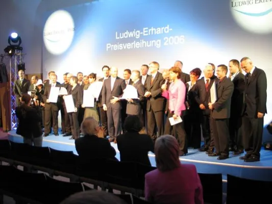 Ludwig-Erhard-Preis: DQS-Kunden Busch-Jaeger Elektro GmbH und domino-world e.V. überzeugen Bild: Ludwig-Erhard-Preis: DQS-Kunden Busch-Jaeger Elektro GmbH und domino-world e.V. überzeugen