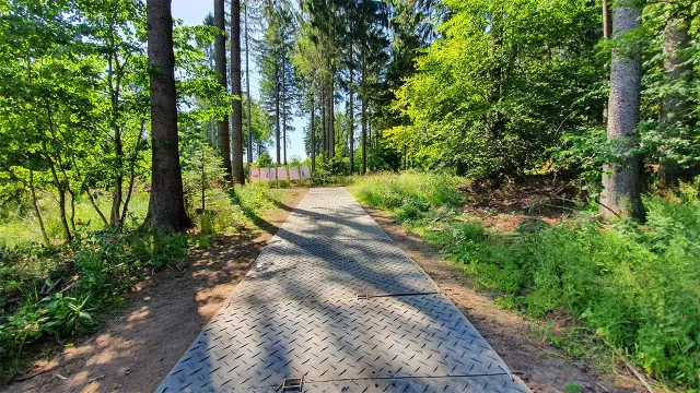 Bild: Securatek zeigt wie es geht - s:tek 48 · Bodenschutzplatte als Gehweg in einem Waldgebiet