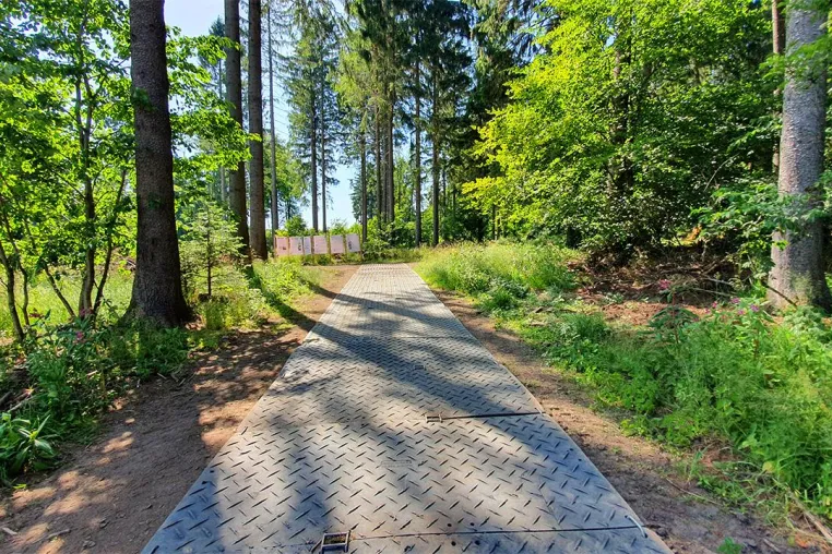 Bild: Securatek zeigt wie es geht - s:tek 48 · Bodenschutzplatte als Gehweg in einem Waldgebiet