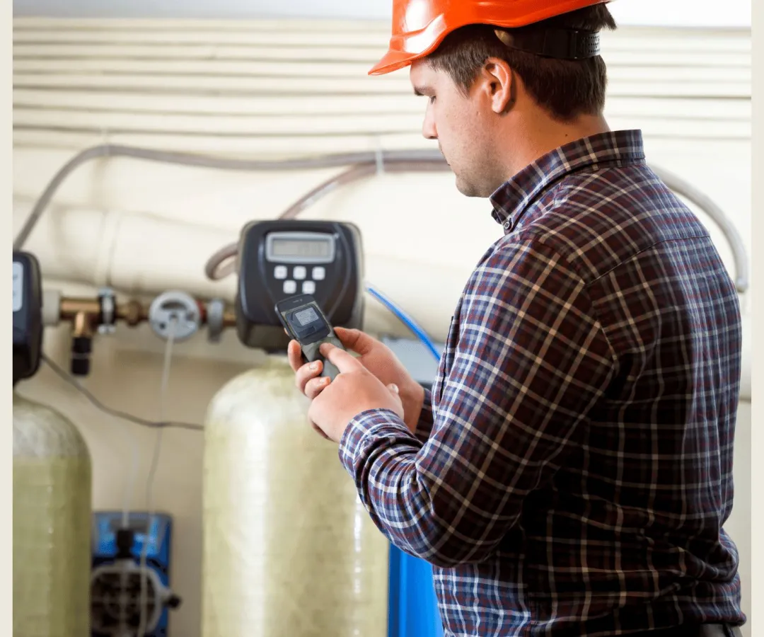 Kunden-Mitarbeiter zeigt dem Spezialisten die Vor-Ort Situation via tele-LOOK  (© shutterstock_737871097)