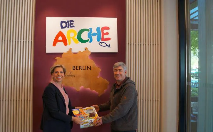 Bild: Care-Paket entlang Berliner Luftbrücke: „Candy B. Graveller" und Golden Tulip Berlin unterstützen Arche e.V.