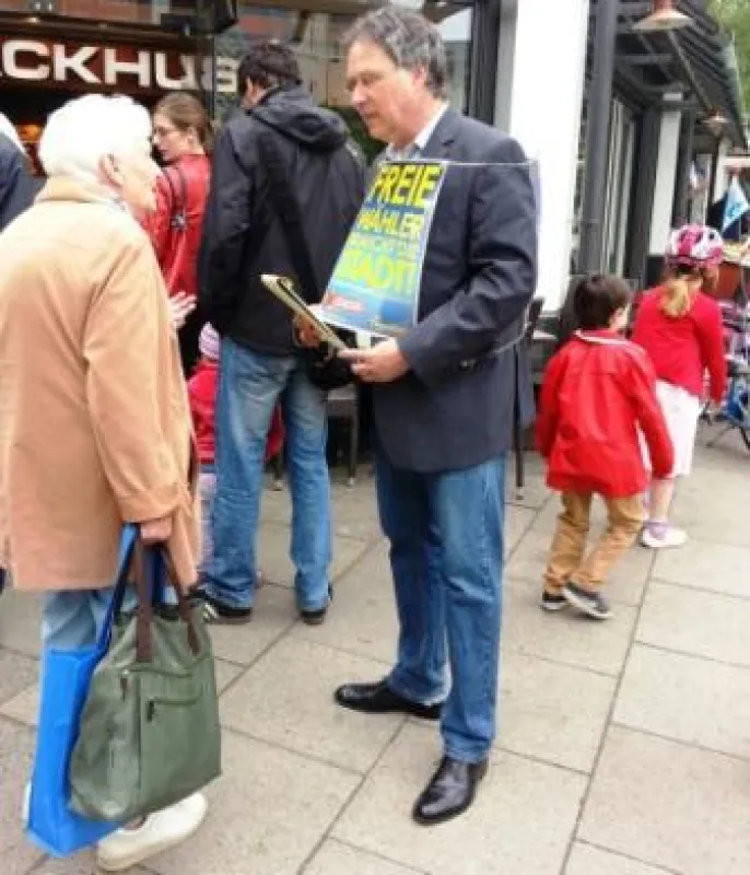 FREIE WÄHLER: Gespräch zwischen Generationen - Spitzenkandidat Wiegand (Hamburg), rechts