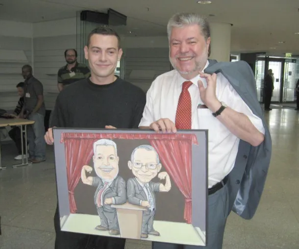 Muskeln für Kurt Beck - Erlanger Chris Sander (23) überreicht Karikatur Bild: Muskeln für Kurt Beck - Erlanger Chris Sander (23) überreicht Karikatur