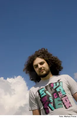 Bild: Mischa- Sarim Vérollet moderiert das XXS Kurzfilmfestival 09