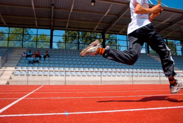 Bild: Das Äußere nach Innen gekehrt – Regupol Laufbahnbelag für Außenflächen wird als Indoorfläche installiert