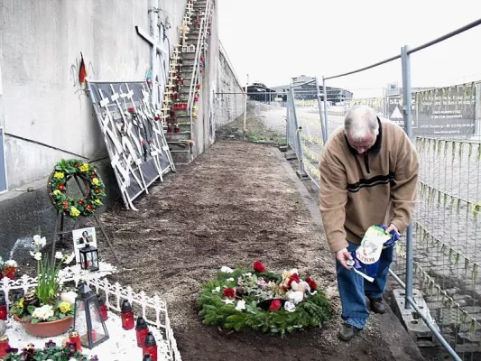Bild: Duisburg: Never Forget den Opfern der Loveparade e. V. überarbeitet provisorische Gedenkstätte